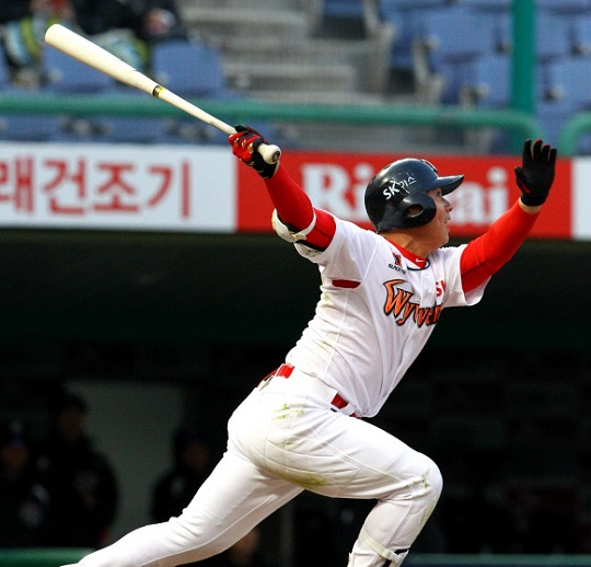 현역 시절 아트 스윙으로 유명했던 박재상 코치(사진=SK)