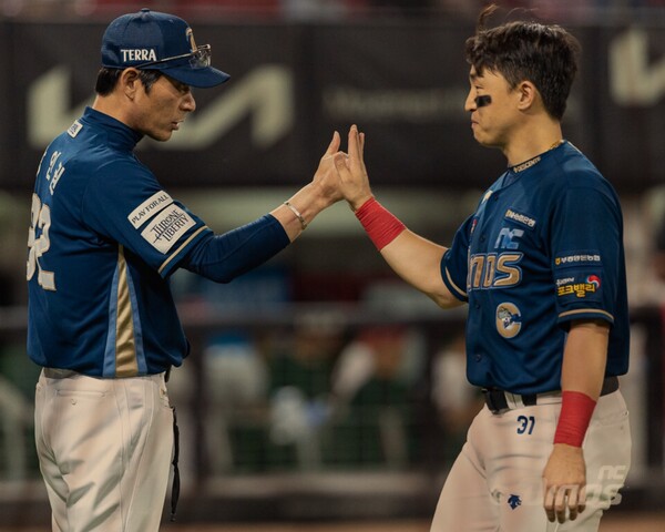 강인권 감독과 손아섭(사진=NC)