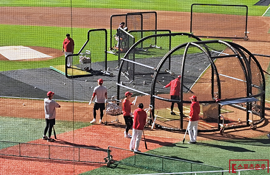 10월 22일 준플레이오프 1차전을 앞두고 훈련 중인 SSG 선수단(사진=스포츠춘추 김종원 기자)