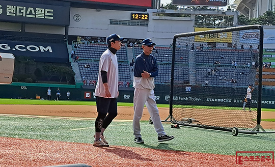 NC 외야수 박건우(사진 왼쪽부터)와 대화를 나누고 있는 강인권 감독(사진=스포츠춘추 김종원 기자)