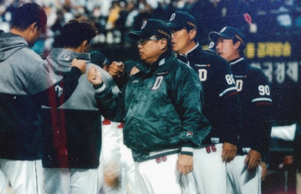 김태형 감독, 맨 오른쪽이 고영민 코치(사진=두산)