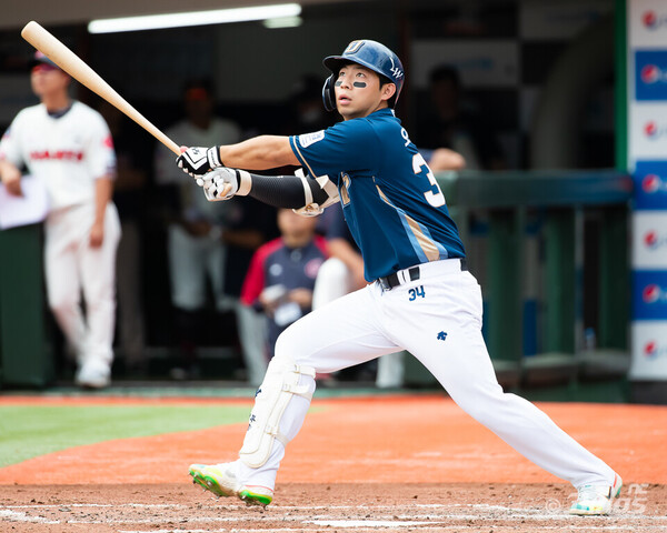 오영수의 시원한 스윙(사진=NC)