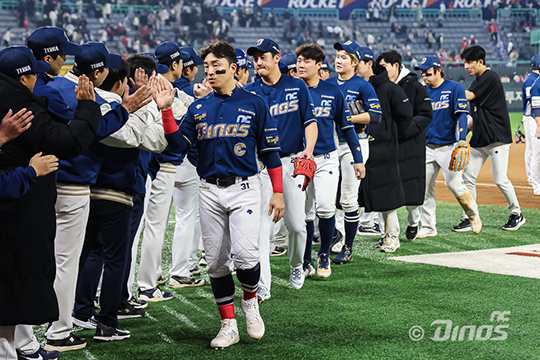 준플레이오프 2차전 승리 뒤 NC 선수단 모습(사진=NC)