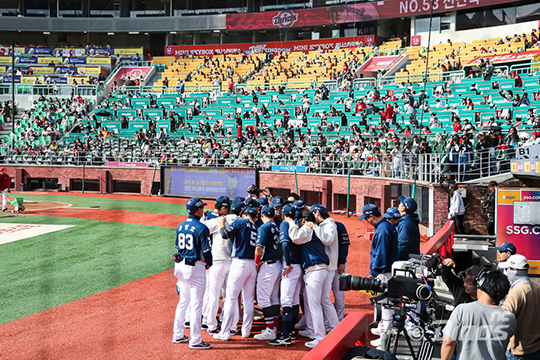 준플레이오프 1차전 시작 전 더그아웃 앞에서 둥근 원을 그린 NC 선수단(사진=NC)