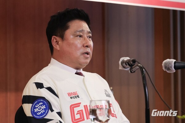 기자회견하는 김태형 감독(사진=롯데)