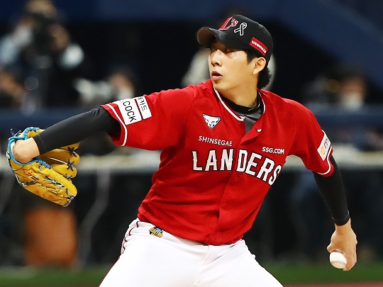 지난해 한국시리즈 3차전에서 팀 후반 역전의 발판을 마련하는 투구를 펼친 오원석(사진=SSG)