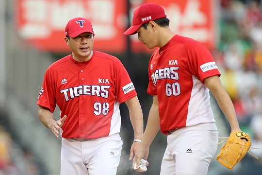서재응 코치(왼쪽)는 지난해 고영창의 1군 불펜 투구를 언뜻보고 투심 패스트볼의 성공 가능성을 느꼈다. 고영창(오른쪽)은 서 코치의 설득으로 투심볼러로 변신했다(사진=KIA)