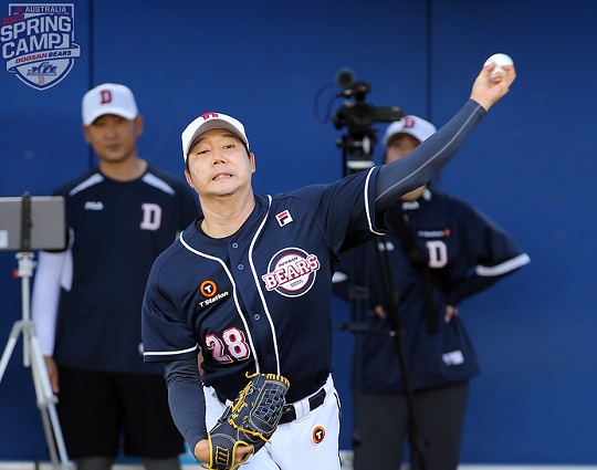 장원준은 현역 은퇴 배수진을 치고 2023시즌 마지막 불꽃을 태웠다(사진=두산)