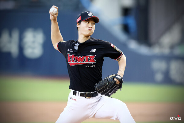 엄상백의 역투(사진=KT)