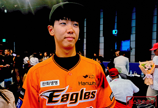 2024 KBO 신인 드래프트 전체 1순위로 한화 유니폼을 입은 장충고 좌완 황준서(사진=스포츠춘추 김종원 기자)