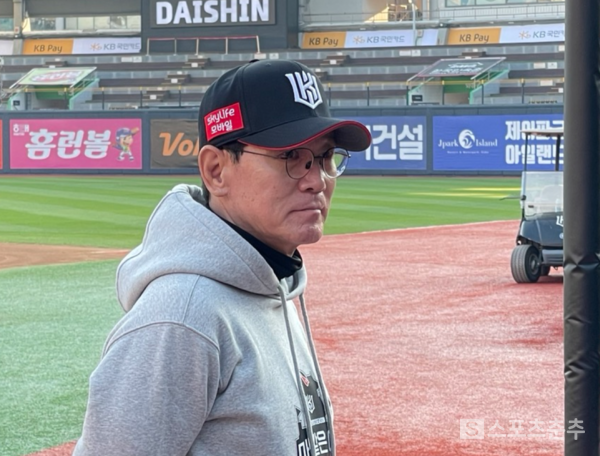 경기전 취재진과 만난 이강철 감독(사진=스포츠춘추 배지헌 기자)