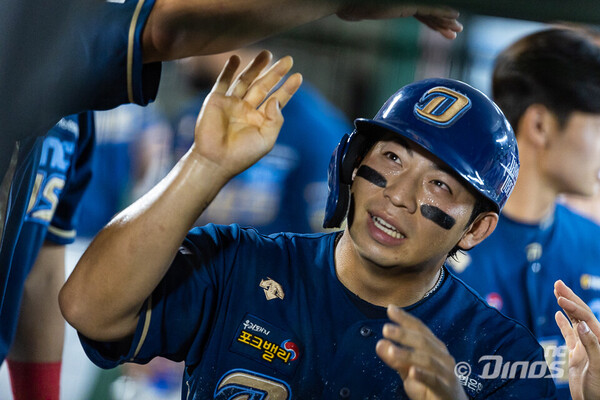 홈런포를 날린 오영수(사진=NC)