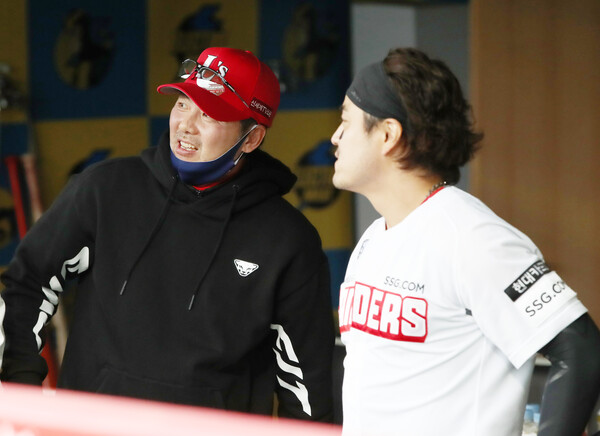 김원형 감독과 추신수(사진=SSG)