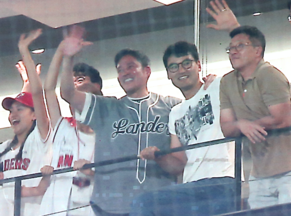 정용진 구단주와 박찬호(사진=SSG)