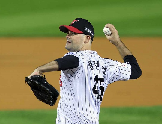 LG 외국인 투수 플럿코는 플레이오프 2차전 등판 부진 뒤 개인 SNS에 날아온 특정 욕설 메시지로 화제가 됐다(사진=LG)