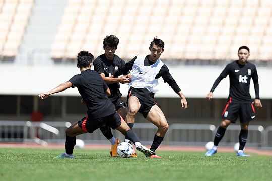 송민규(사진 오른쪽)(사진=대한축구협회)