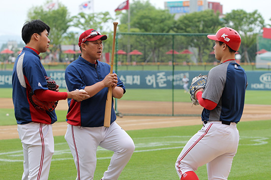 2015년 광주-KIA 챔피언스필드에서 선수들을 지도 중인 타케시 코치(사진=KIA)