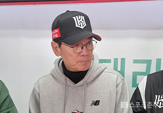 플레이오프 5차전을 앞두고 더그아웃에서 만난 이강철 KT 감독(사진=스포츠춘추 김종원 기자)