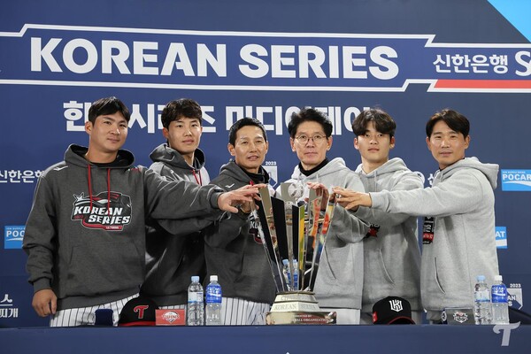 2023 한국시리즈 우승 트로피를 놓고 자웅을 겨룰 LG, KT(사진=LG)