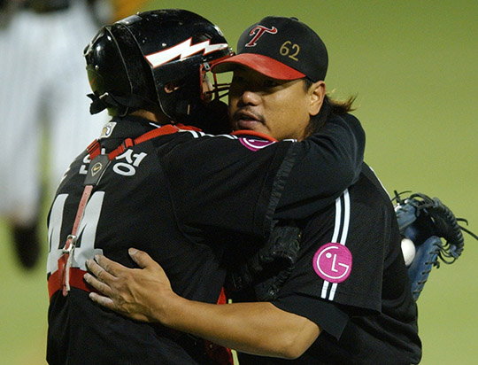 2002 한국시리즈에 출전한 LG 포수 조인성(사진 왼쪽부터), 좌완 이상훈(사진=삼성)