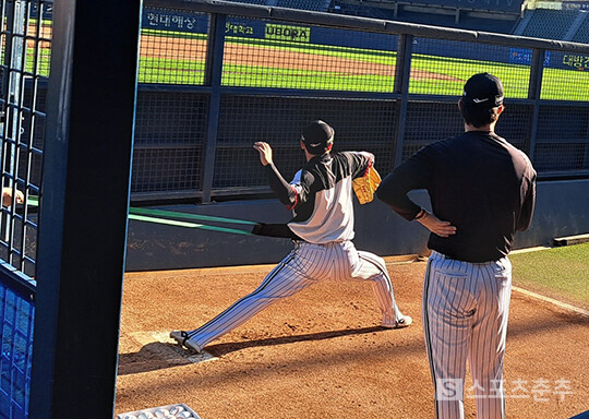 LG의 한국시리즈 4번째 선발로 낙점된 좌완 김윤식의 연습 투구(사진=스포츠춘추 김종원 기자)