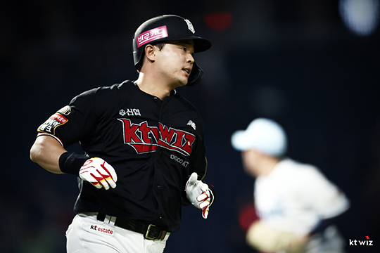 KT 문상철은 삼중살 아픔을 딛고 한국시리즈 1차전 결승타의 주인공으로 우뚝 섰다(사진=KT)