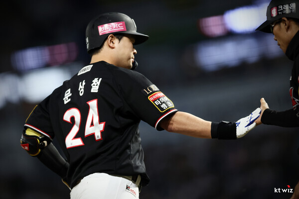 KT 위즈의 1차전 영웅이 된 문상철(사진=KT)