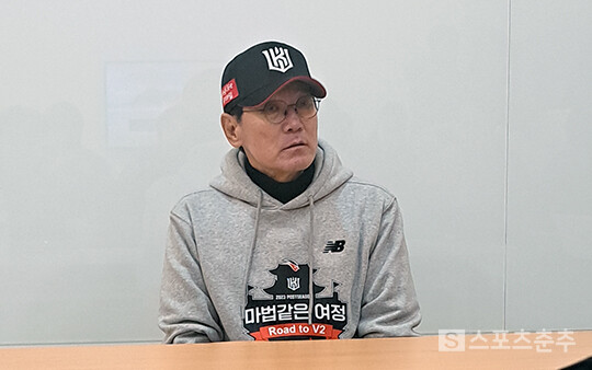 한국시리즈 1차전 승리 후 취재진과 만난 이강철 KT 감독(사진=스포츠춘추 김종원 기자)