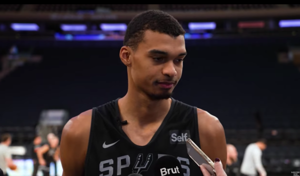 톰 브래디와 만남에 대해 이야기하는 웸반야마(사진=KSAT 12 방송 화면)