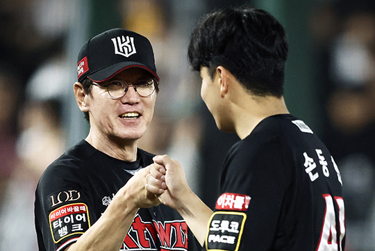 KT 이강철 감독(사진 왼쪽부터), 우완 손동현(사진=KT)