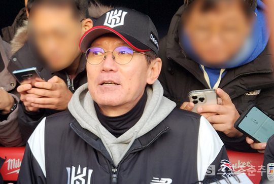 경기전 취재진과 만난 이강철 감독(사진=스포츠춘추 김종원 기자)