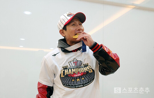 한국시리즈 5차전 종료 후 취재진과 만난 염경엽 LG 감독(사진=스포츠춘추 김종원 기자)