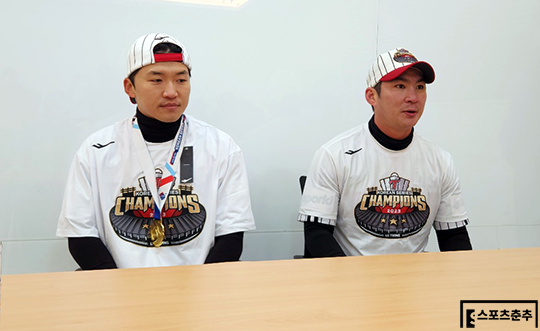 한국시리즈 5차전 종료 후 취재진과 만난 LG 외야수 박해민(사진 왼쪽부터), 내야수 오지환(사진=스포츠춘추 김종원 기자)