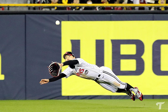 다이빙 캐치 호수비로 팀의 우승을 견인한 LG 외야수 박해민(사진=LG)