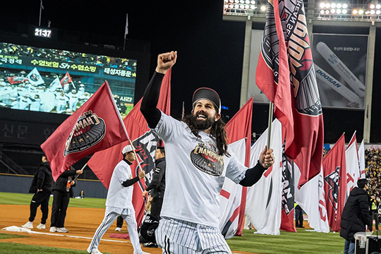 2023 한국시리즈 우승 직후 세레머니에 참여한 켈리(사진=LG)