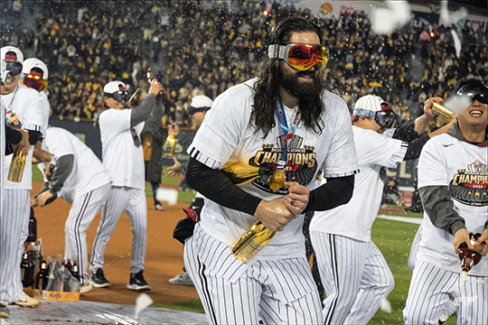 한국시리즈 5차전 종료 후 우승 세레머니 중인 케이시 켈리(사진=LG)