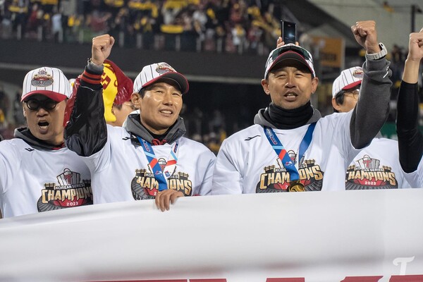 팬들의 환호에 응답하는 염경엽 감독(사진=LG)