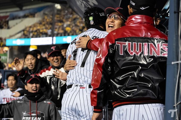 기뻐하는 박동원과 염경엽 감독(사진=LG)