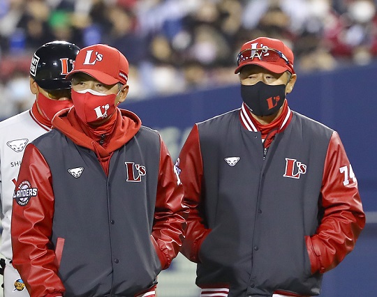 SSG 김원형 전 감독(사진 왼쪽)과 조원우 수석코치(사진 오른쪽)(사진=SSG)