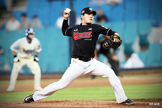 KT 우완 이상동이 주무기 포크볼을 던지고 있다(사진=KT)