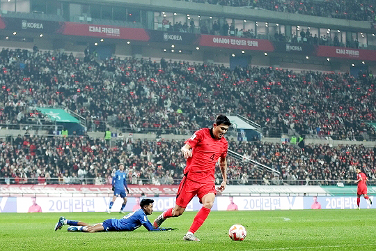 김민재는 11월 16일 2026 북중미 월드컵 아시아지역 2차 예선 C조 1차전 싱가포르전 무실점 승리에 앞장섰다(사진=대한축구협회)