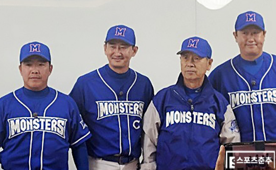 2023 일구대상에 선정된 프로그램 ‘최강야구’ 출연 중인 정근우(사진 왼쪽부터), 박용택, 김성근 감독, 이대호(사진=스포츠춘추 DB)