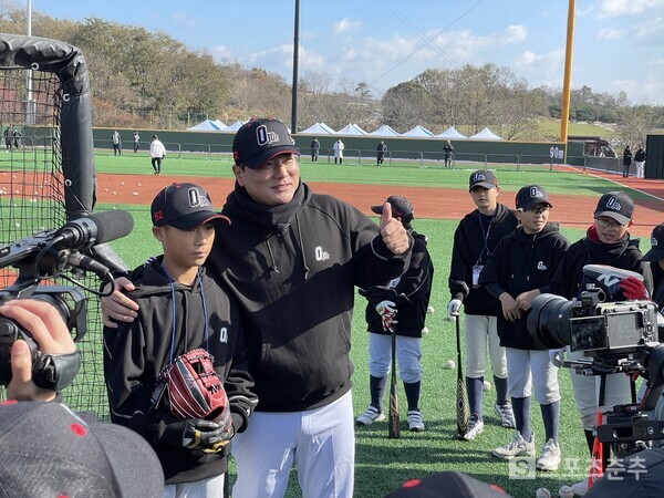 이날 프리배팅에서 유일하게 담장을 넘긴 박준성 학생선수와 포즈를 취한 김태균(사진=스포츠춘추 배지헌 기자)