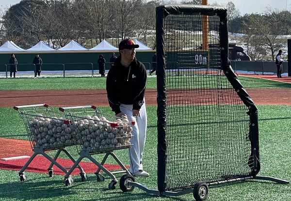 배팅볼 투수 유희관, 타격코치 구자욱, 수비코치 허경민(사진=스포츠춘추 배지헌 기자)