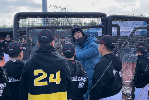 배팅볼 투수 유희관, 타격코치 구자욱, 수비코치 허경민(사진=스포츠춘추 배지헌 기자)