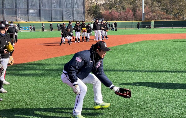 배팅볼 투수 유희관, 타격코치 구자욱, 수비코치 허경민(사진=스포츠춘추 배지헌 기자)