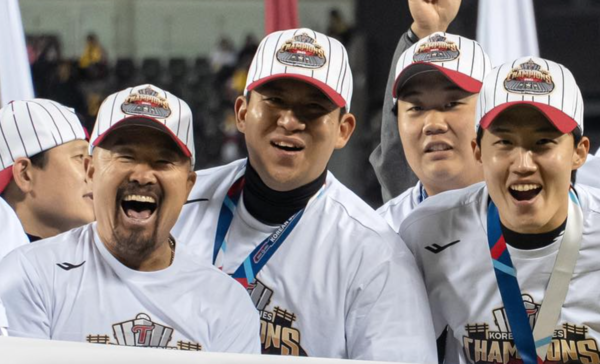 가운데가 김민성(사진=LG)