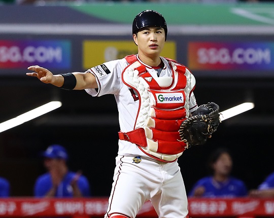 SSG 포수 김민식은 트레이드 뒤 팀 수비 안정화에 크게 기여했다(사진=SSG)