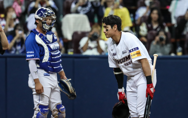 관중들에게 마지막 인사를 전하는 이정후(사진=키움)