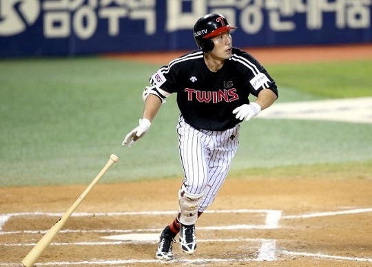 LG는 11월 25일 내야수 서건창을 포함해 선수 12명을 보류선수 명단에서 제외했다(사진=LG)